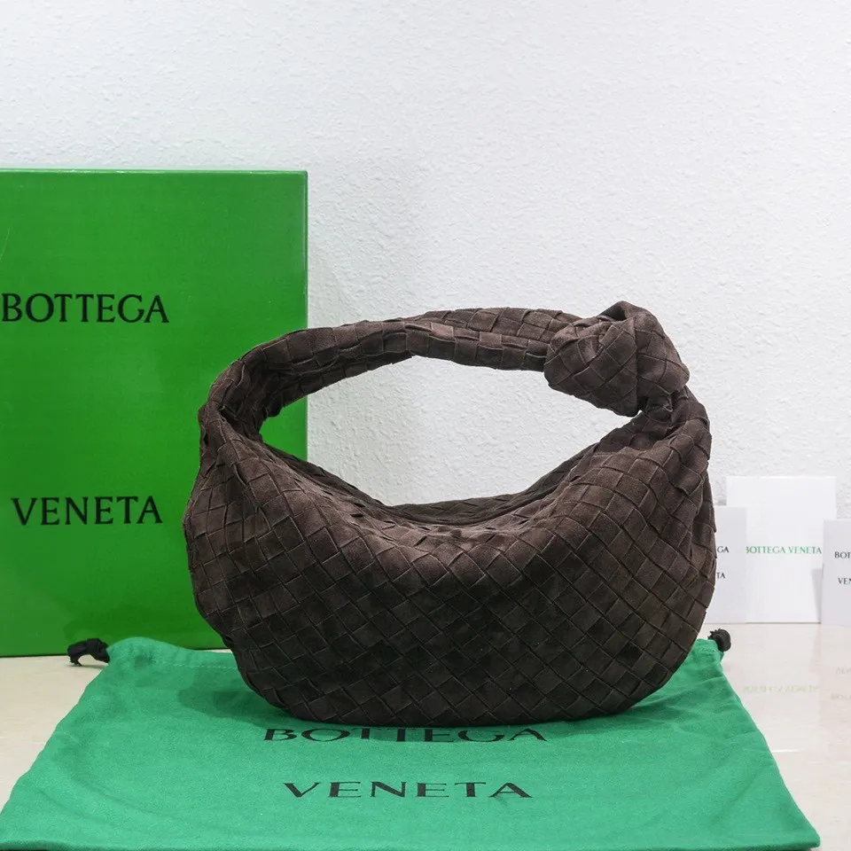 Batch 1460 JODIE Sheep Suede Medium size comes out of Huo~ It is much more practical than small size. The shape is still fashionable and good-looking. Made of classic Yangjin weaving. The iconic weaving has always been the most proud design of BV. The soft shape is super suitable for concave shape~ Not only the size has been changed, the quality details are also more refined. The version is more round and Q. The medium size has more styles. It is not only practical and can hold everything, but also can carry Jodie's fashionable concave shape. It’s really both practical and fashionable. It’s awesome! Size: 36x21x13, model: 6697# frosted leather